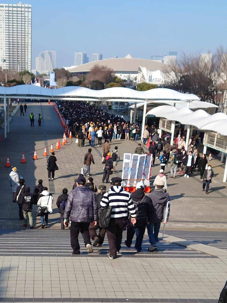 nko8getitP's tweet image. コミケ入場この時間でもまだこんなに並んでるんやね