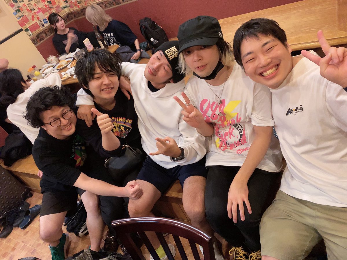 kimisoubokukou's tweet photo. 🎊🥳2023年も応援してくれてありがとう🥳🎊

今年は全国ツアーや君僕BESTの発売など、活発に動いてきました🚘🛫
最後までやり通せたのも応援してくれるみなさんのおかげです‼️
これからも楽しくて熱い活動を続けてまいります🔥💨
皆様も良い年末をお過ごしください。

君そうなら僕はこう https://t.co/CBfeGIJ4tL