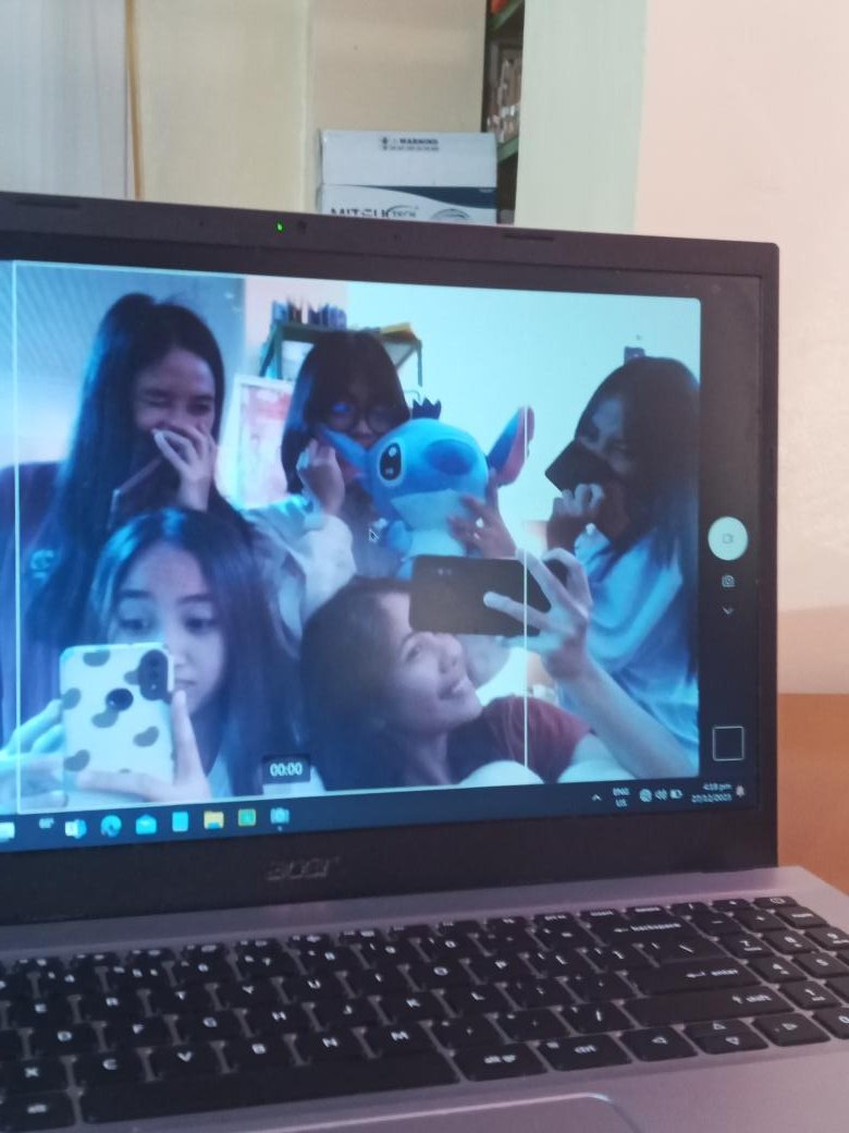 ItsGrecezoyeah's tweet photo. For the past years, I encounter so many people and became my friends. But now, I realize that a lot of people go and a few people who stays no matter.🌼 https://t.co/QUNABtmglr