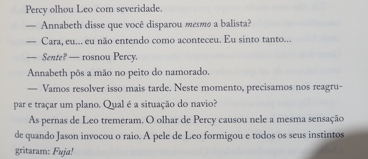 Gente o Percy tem TDAH e dislexia, então como uma pessoa neurodivergente ele pode sim demorar para processar certas emoções e expressá-las. Nos próprios livros, em HDO especificamente, todos os os personagens o descrevem como alguém mais sério e quieto.