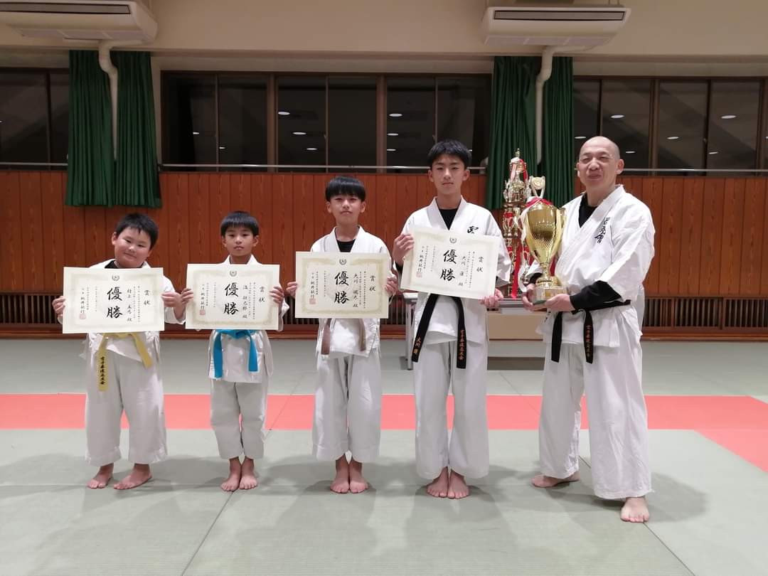 karateseiyukai's tweet photo. 11/30(木)
九州大会の表彰���行いました。
トロフィーの大きさとカップの重さに,子ども達もびっくりです!!
さらに,小学4年生の男の子が体験に来てくれました。
楽しそうな姿を見て,私もハッピーになりました。
#大分 #空手 #空手道 #正友会 #空手拳道 #硬式空手 #古武道 #空手拳道正友会 #空手道最高 https://t.co/F4E0FMGWW7