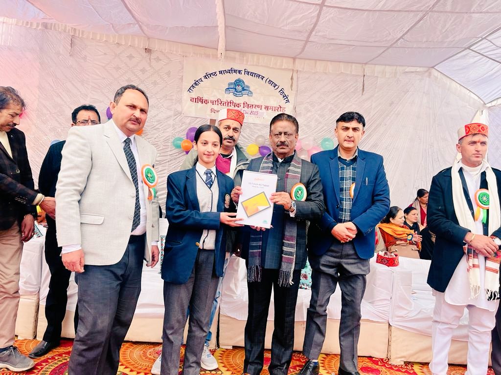 KSRathoreINC's tweet photo. विद्यार्थी के भविष्य को समेट, मिला उन्हें टैबलेट।
आज राजकीय वरिष्ठ माध्यमिक विद्यालय (छात्र) ठियोग में वार्षिक समारोह के दौरान ठियोग कुमारसैन के मेधावी छात्रों को मुफ्त टैबलेट्स बांटें।
#gssstheog #TabletDistribution #kuldeepsinghrathore https://t.co/YmSXdBJDea
