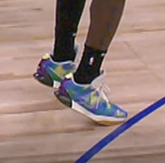 BrooklynGuyNBA's tweet photo. Este perfil apoia a agressão aos árbitros da NBA. 

Roubaram LeBron James em seu aniversário. CANALHAS. https://t.co/mlP41MWu9h