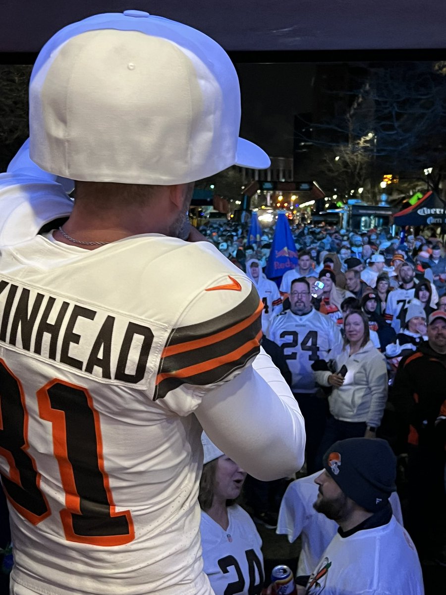 PumpkinNation's tweet image. I laugh every time I see this @Browns hat from @NogginBoss! 

For everyone asking me where I got it, they’re now available online here 👉🏻 cle.sjv.io/75Vvbg

#NogginBoss #bighat #Browns #DawgPound