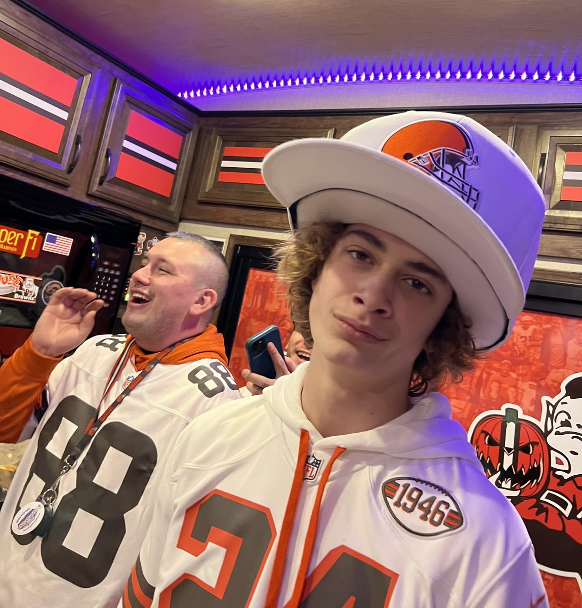PumpkinNation's tweet image. I laugh every time I see this @Browns hat from @NogginBoss! 

For everyone asking me where I got it, they’re now available online here 👉🏻 cle.sjv.io/75Vvbg

#NogginBoss #bighat #Browns #DawgPound