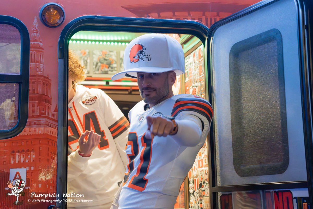 PumpkinNation's tweet image. I laugh every time I see this @Browns hat from @NogginBoss! 

For everyone asking me where I got it, they’re now available online here 👉🏻 cle.sjv.io/75Vvbg

#NogginBoss #bighat #Browns #DawgPound