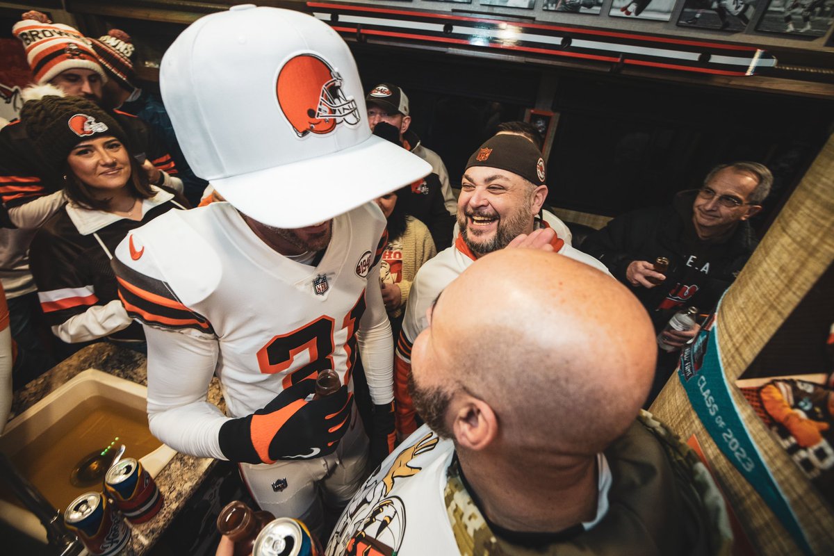 PumpkinNation's tweet image. I laugh every time I see this @Browns hat from @NogginBoss! 

For everyone asking me where I got it, they’re now available online here 👉🏻 cle.sjv.io/75Vvbg

#NogginBoss #bighat #Browns #DawgPound