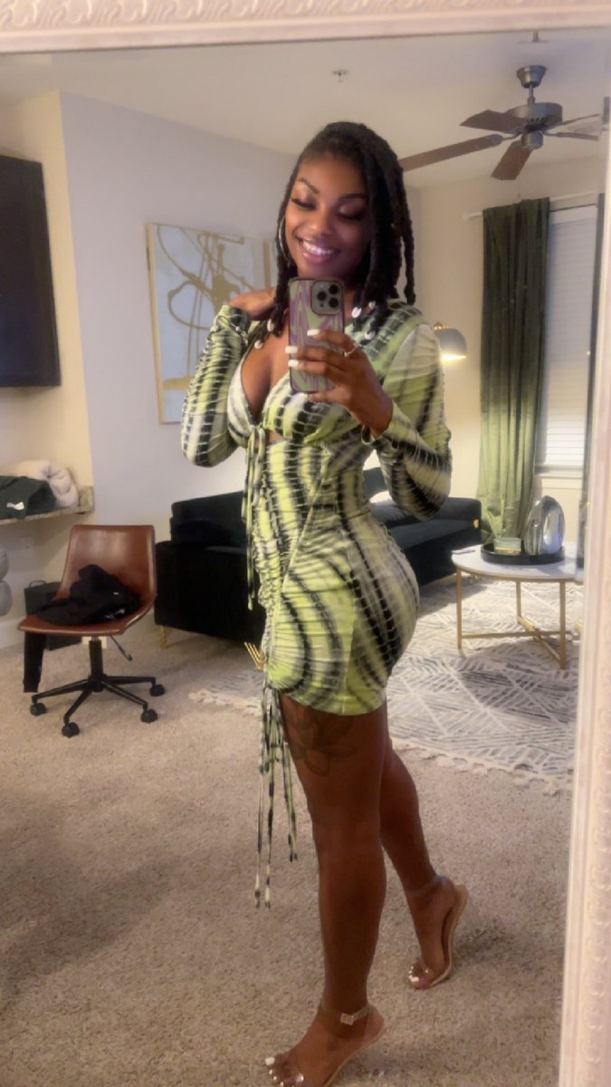 The_QueenAari's tweet image. if she not dark skin &amp;amp; petite, she is NOT my type 😉🍫🧜🏾‍♀️