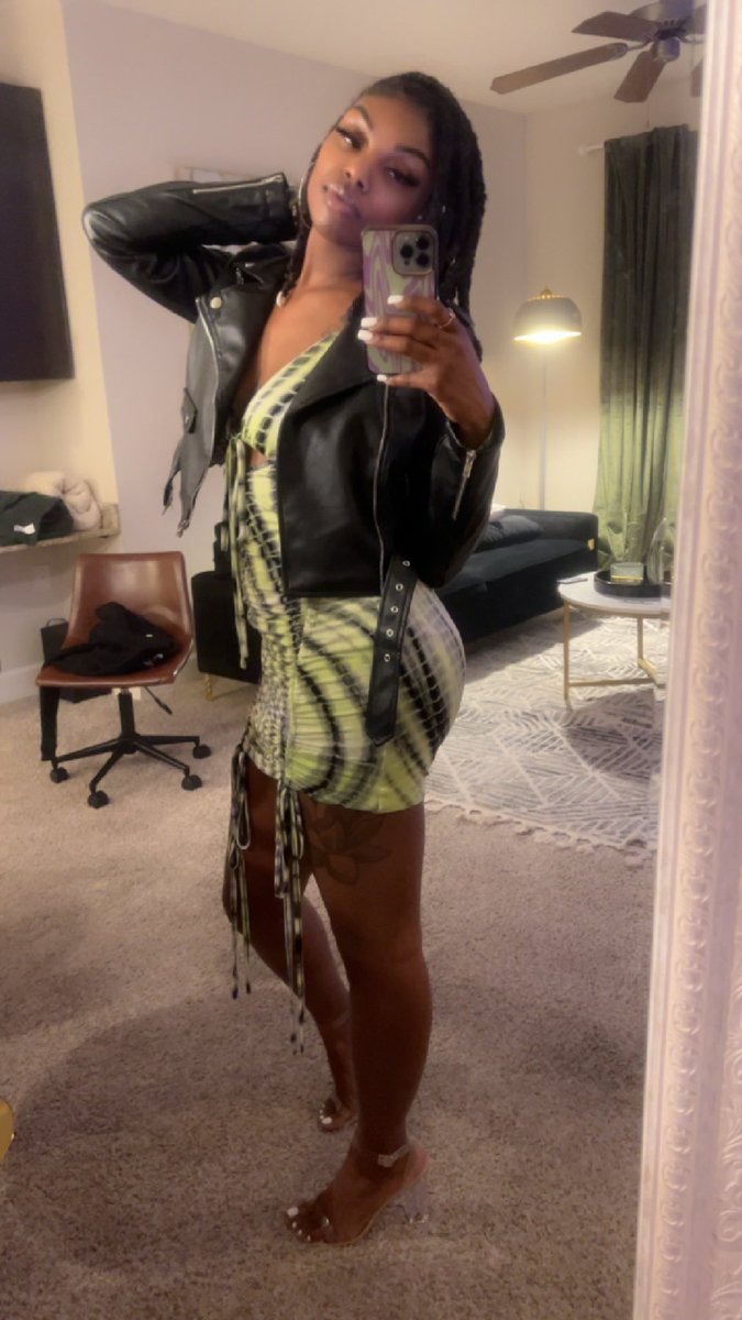 The_QueenAari's tweet image. if she not dark skin &amp;amp; petite, she is NOT my type 😉🍫🧜🏾‍♀️