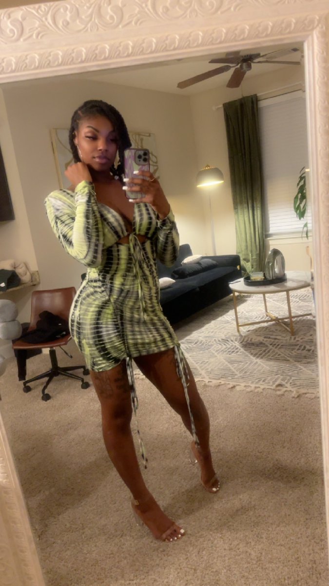 The_QueenAari's tweet image. if she not dark skin &amp;amp; petite, she is NOT my type 😉🍫🧜🏾‍♀️