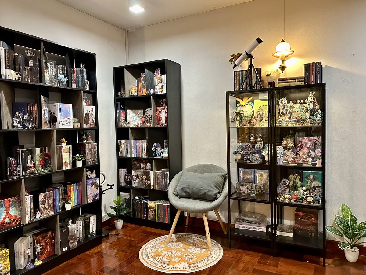 แอบมาลงความสำเร็จเล็กๆ(สักที)ในการจัดห้อง+ชั้นหนังสือวันสิ้นปี ด้วยความที่ชั้นหนังสือนี้ตั้งในสตูทำงาน มีความตั้งใจให้ทำหน้าที่เป็นตู้โชว์ไปด้วยเลยในตัว ก็เลยเลือกชั้นแบบเปิดและใช้วิธีห่อหนังสือเอาเพื่อให้ตอบโจทย์นี้ #Thanyareadingspace