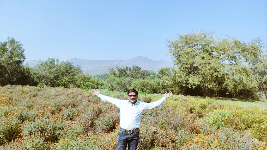 उड़ा भी दो सारी रंजिशें इन हवाओं में यारों
छोटी सी जिंदगी है नफरत कब तक करोगे।
#अलविदा_2023
<a href="/kumardharmi_/">Kumar Dharmi</a>