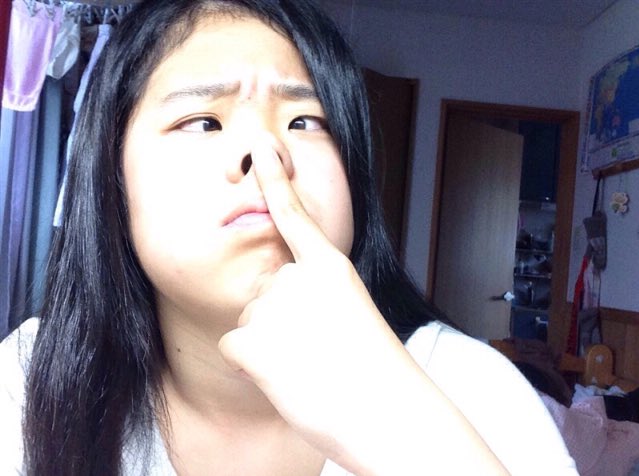 nosehookcute's tweet photo. 年明けに上げるとハードルが上がるので、今日あげます。

当時、高校生だった友達の豚鼻です。
化粧が上手く、ネットで自撮り画像をあげていました。
 かなり恥ずかしがっていましたが、豚鼻画像を1枚送ってもらった後からは、何枚か送ってくれました。
これがその1枚目です。 https://t.co/aWOaZn7aFD