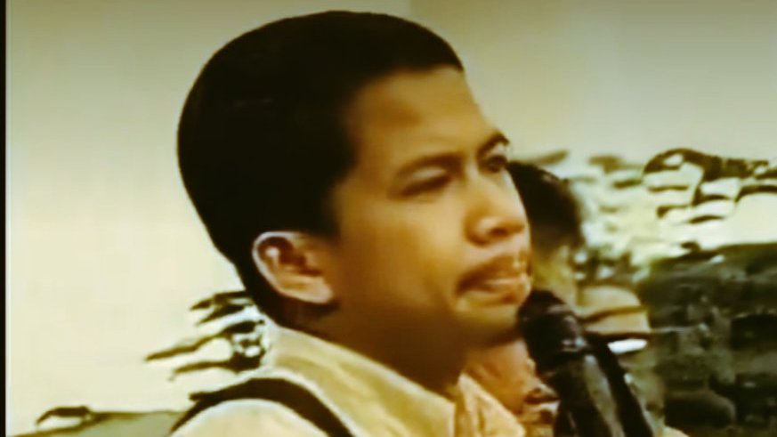 BSbukit's tweet photo. ada yg kenal dengan anak muda ini? dimana dia sekarang? anak muda ini sangat Brilian, Visioner dan sangat "vokal" sangat anti KKN dan Politik Dinasti...ketika "menjatuhkan" Orde Baru? semoga anak muda ini terus konsisten berjuang...jarang ada anak muda seperti ini..?😎 https://t.co/5we8n2okLZ