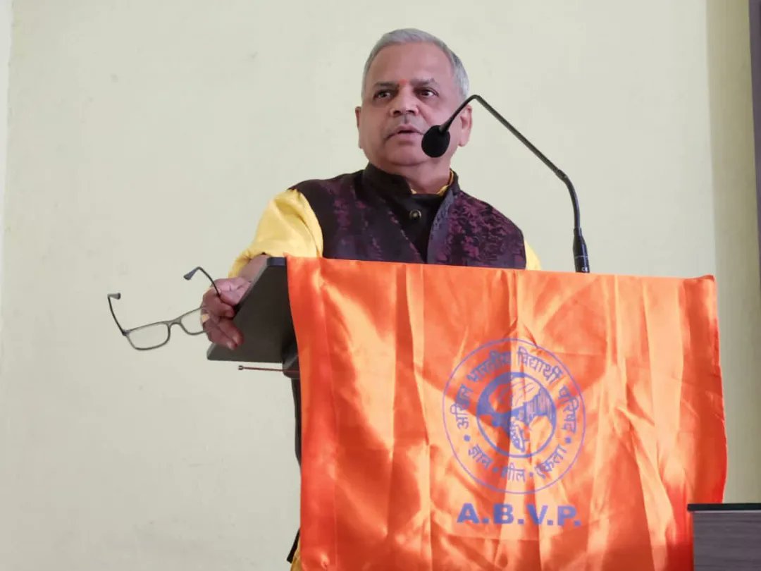 AbvpDeogiri's tweet photo. आज जिज्ञासा नांदेडच्या वतीने "यशस्वी चिकीत्सक कसे व्हाल ?" या विषयावर व्याख्यान आयोजित करण्यात आले. वैद्य विनय वेलणकर यांनी विद्यार्थ्यांना या विषयावर मार्गदर्शन केले. यावेळी वैद्य मदन टोंगे, जिज्ञासा प्रांत सहसंयोजक रोहित पाटील, महानगर मंत्री सेजल कव्हर व आयुर्वेदिक विद्यार्थी, ��भाविप कार्यकर्ते उपस्थित होते.