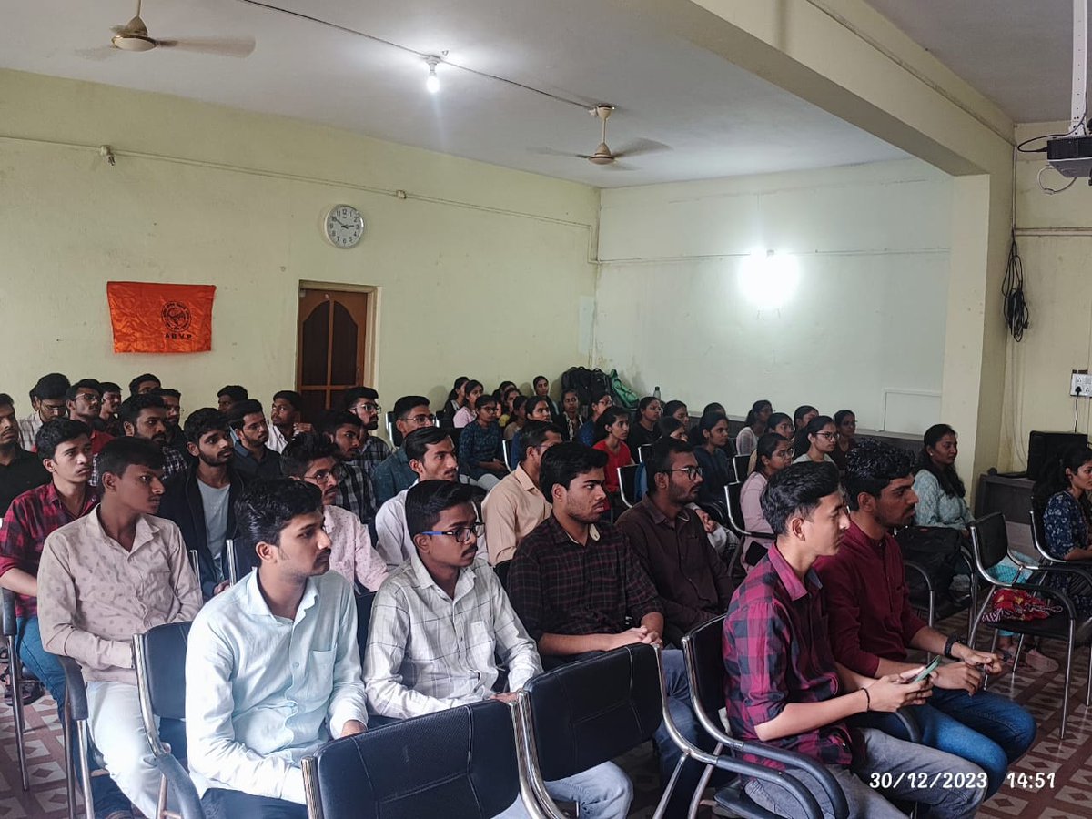 AbvpDeogiri's tweet photo. आज जिज्ञासा नांदेडच्या वतीने "यशस्वी चिकीत्सक कसे व्हाल ?" या विषयावर व्याख्यान आयोजित करण्यात आले. वैद्य विनय वेलणकर यांनी विद्यार्थ्यांना या विषयावर मार्गदर्शन केले. यावेळी वैद्य मदन टोंगे, जिज्ञासा प्रांत सहसंयोजक रोहित पाटील, महानगर मंत्री सेजल कव्हर व आयुर्वेदिक विद्यार्थी, ��भाविप कार्यकर्ते उपस्थित होते.