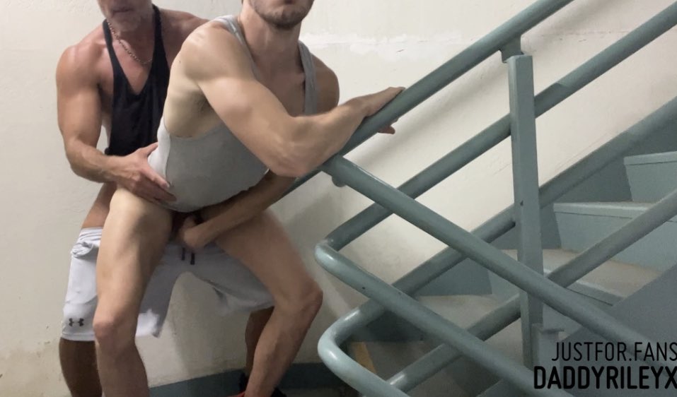 Who wants to meet Daddy in the stairs? https://t.co/F09WM9dsKl