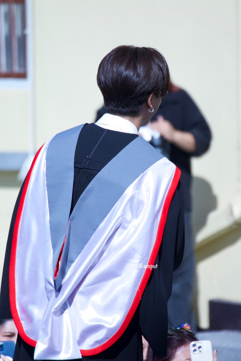 Nam_put0909's tweet photo. อีกหนึ่งสิ่งที่เราอยากเห็นด้วยตาคือเพิ้ดใส่ชุดครุยยินดีกับคนเก่งด้วยนะครับหนูเก่งมากๆเลย ตื่นตันสุดๆรับบทคุมแม่ที่ลูกเรียนจบแล้ว ปลื้มใจมาก หลังจากนี้ขอให้หนูประสบความสำเร็จและได้ทำในสิ่งที่รักอย่างเต็มที่ พี่จะดันหลังเสมอ รักเพิ้ดนะครับ🖤
#GraduationPERTH
#PerthTanapon
#KDPPE https://t.co/OXg2u6rfJa