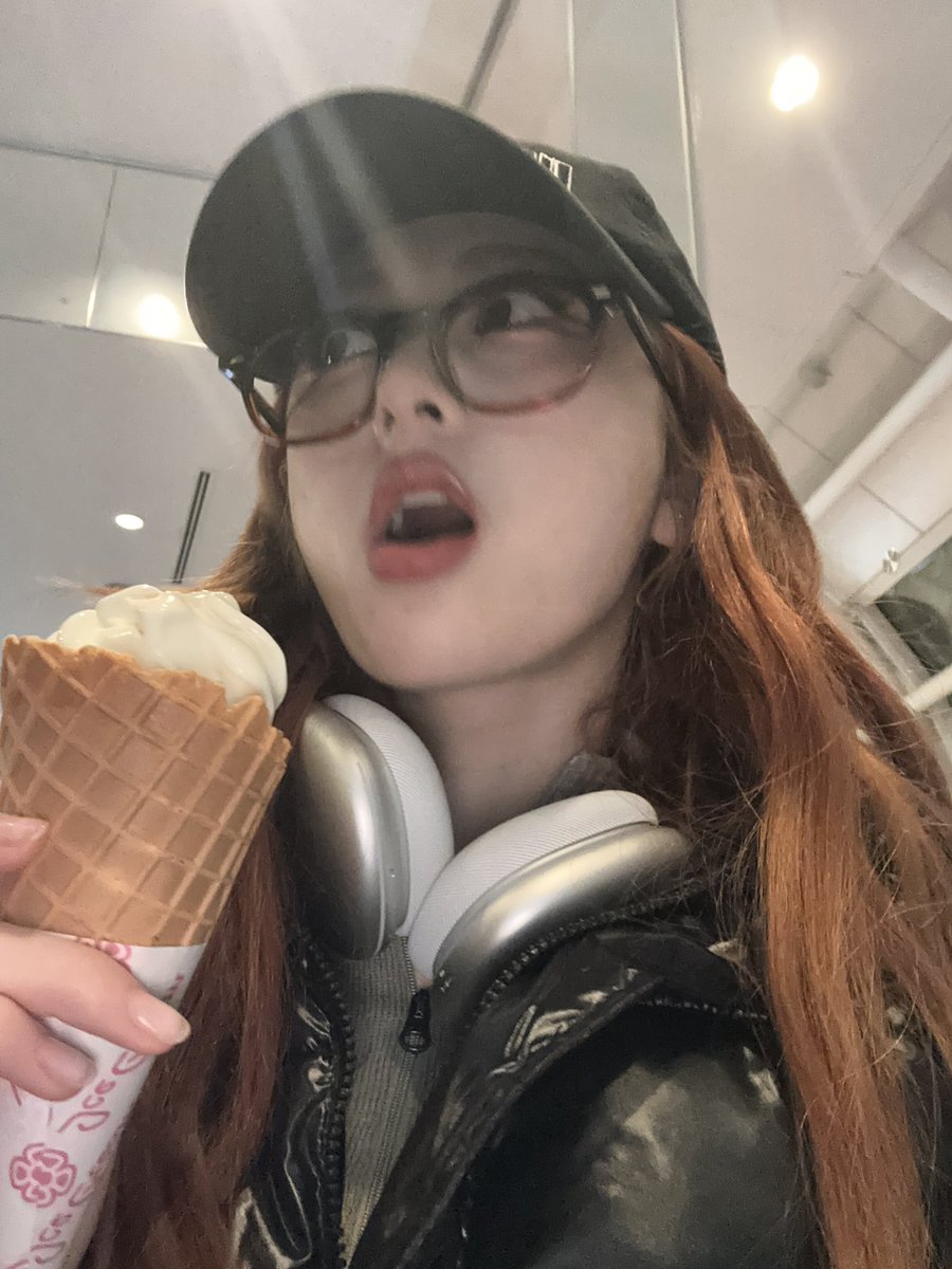 IM_LESSERAFIM's tweet photo. 아이스꾸림🍦
#르세라핌 #LE_SSERAFIM #허윤진 #HUHYUNJIN https://t.co/FZpayDhbTI