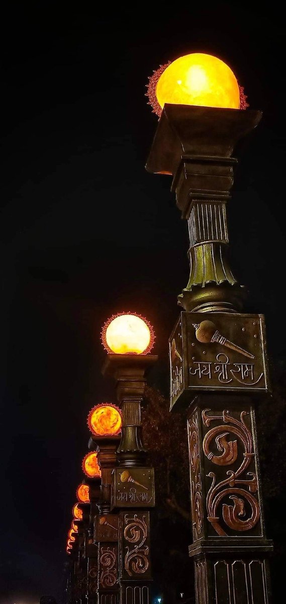AyodhyaCulture's tweet photo. अयोध्या में लगे सूर्य स्तंभ प्रभु राम के स्वागत के लिए तैयार! 
#RamMandir #AyodhyaCulture #Ayodhya https://t.co/HHcfjk61R0