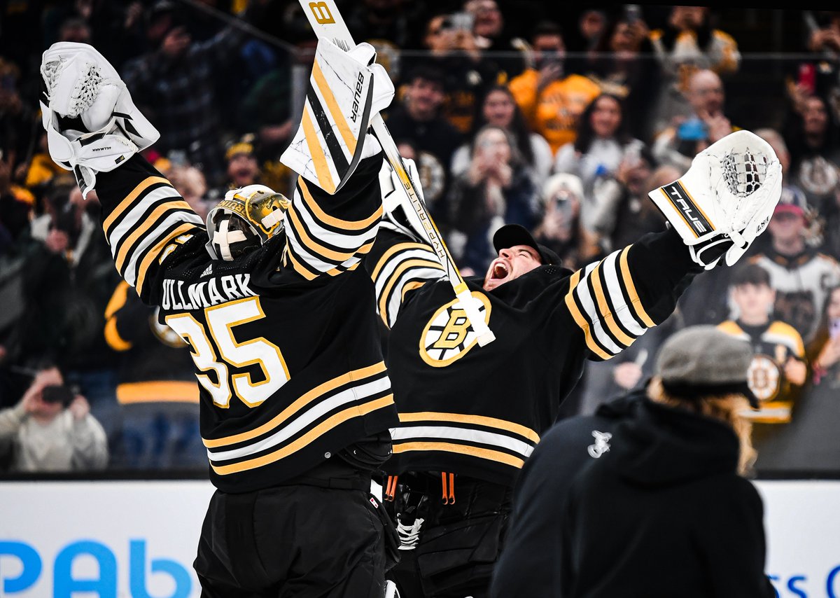 NHLBruins's tweet photo. A hug good night  🙌 https://t.co/CM19UJVZSz