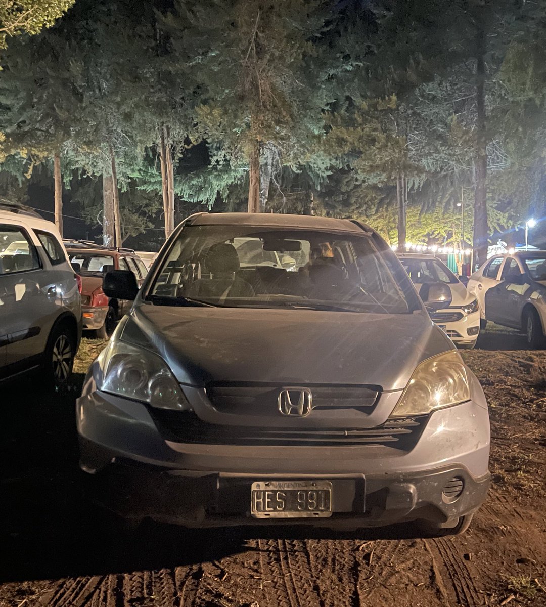 audreypriet1's tweet photo. Una persona muy hija de puta dejó a su perro en el auto para bajarse a una fiesta en Cirse, Bariloche. Patente HES 991, forrx! https://t.co/mP54qpSnEQ