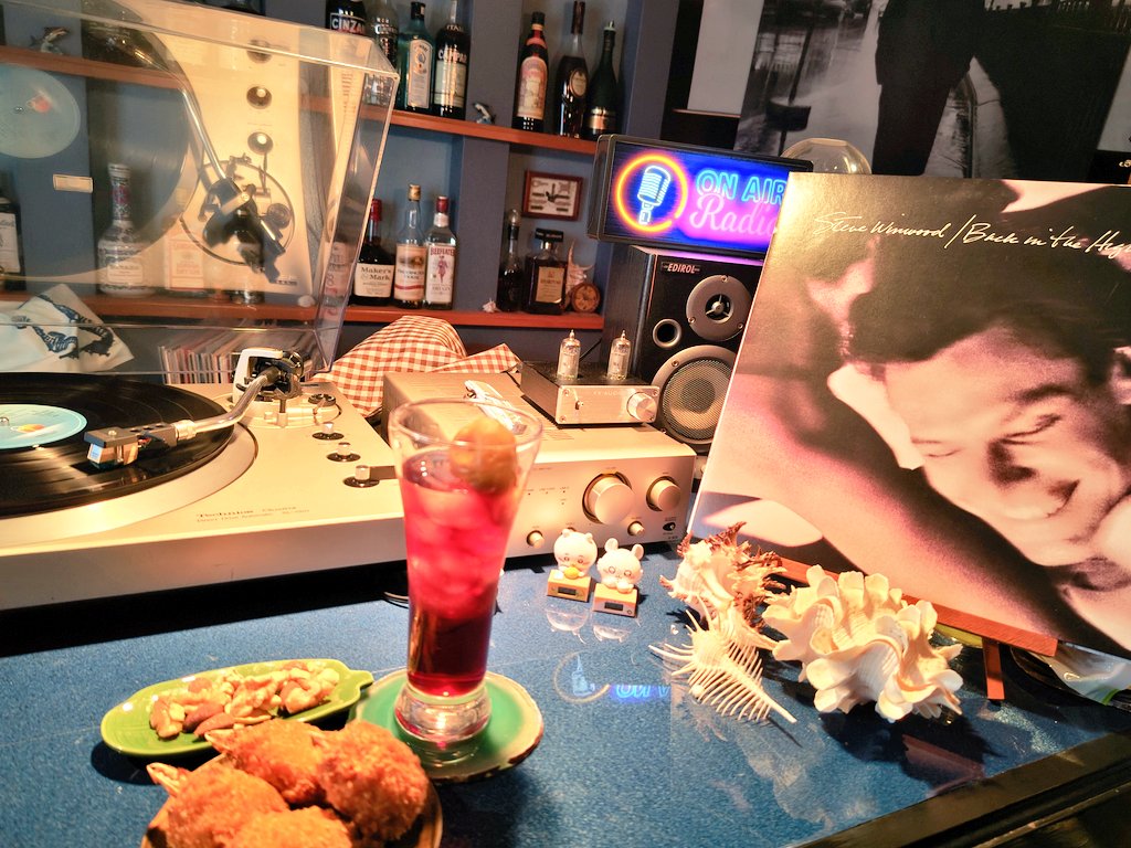 bobbylikesfish's tweet photo. 今日は梅酒ロック飲みながら、スティーブ・ウィンウッドのback in the high life聴いてる…
タイトル曲はそのまんま自分の来年の抱負でもある…
#洋楽
#レコード
#中古レコード
#vinyl
#stevewinwood 
#backinthehighlife
#backinthehighlifeagain https://t.co/7zHa3kQhv1