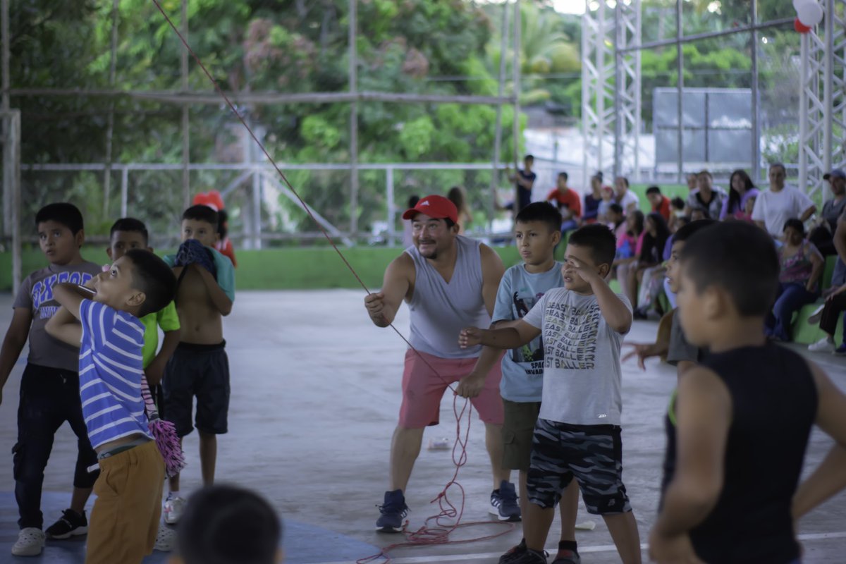 Hemos finalizado nuestra ruta de entrega de juguetes de nuestro gran partido <a href="/nuevasideas/">Nuevas Ideas</a> con <a href="/NI_IlobascoSV/">Nuevas Ideas Municipal Ilobasco</a> en la colonia Miranda en #Ilobasco. Llevamos alegría, rifas, concursos, diversión, refrigerios. 

Feliz 2024, este próximo 04 de febrero vota por la N de Nayib

<a href="/XZablah/">Xavi Zablah Bukele🇸🇻</a>