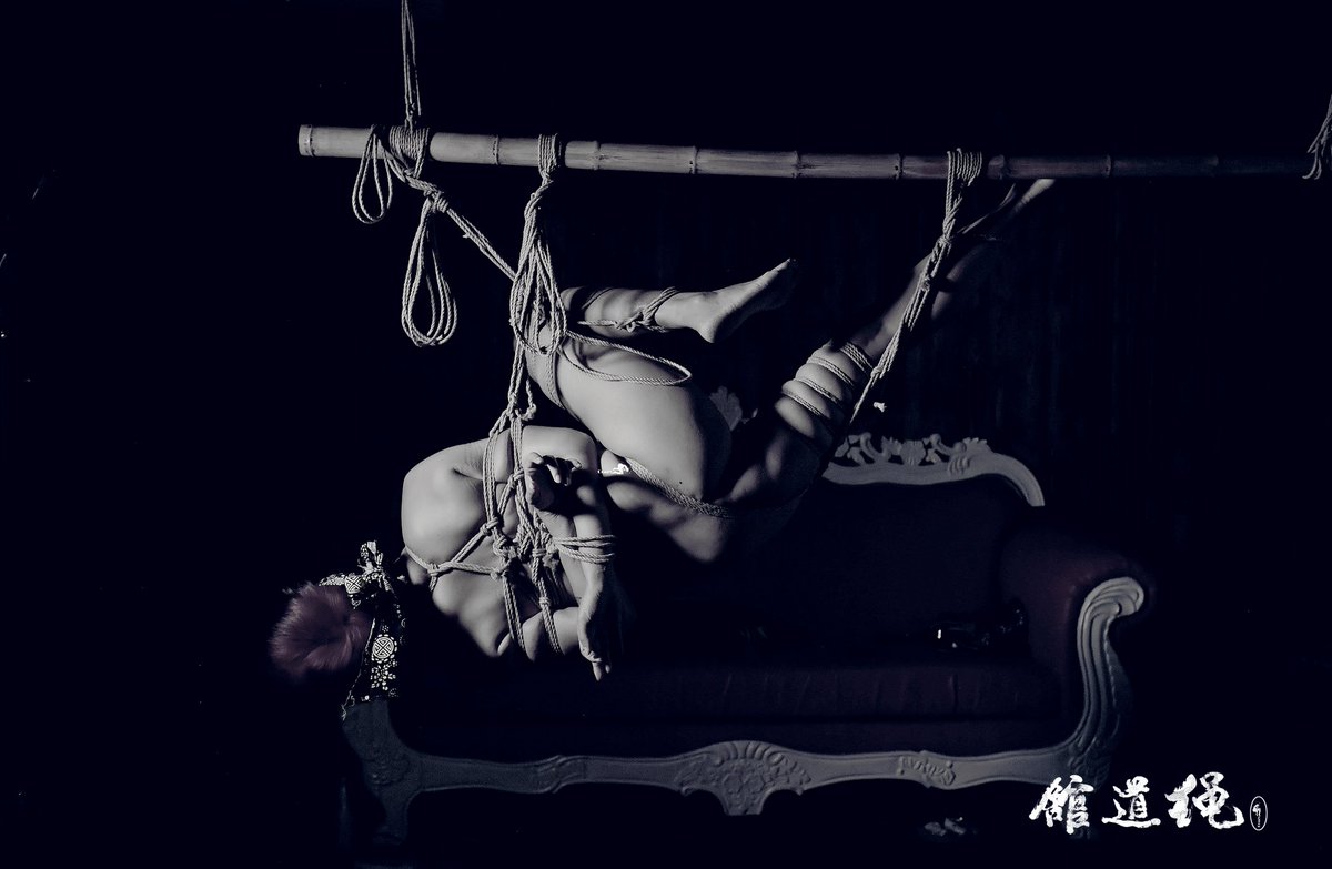 竹竿上面的花式悬吊，美女在杆子上下翻飞的场面还是比较耐人寻味的。
#绳道馆 #捆绑 #悬吊 #调教 #竹竿悬吊 #BDSM https://t.co/O5bVADMrpI