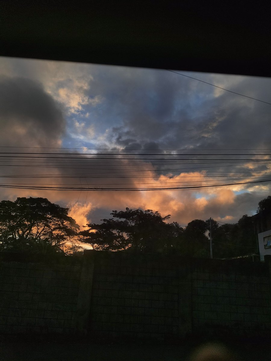 DssinV's tweet photo. Sky, clouds, sea , sunset and rain . You love them ? https://t.co/R6aQk0VCR7