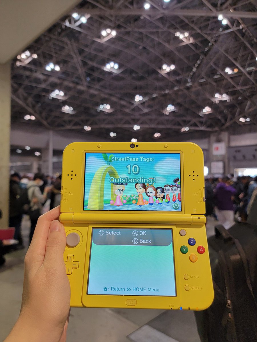 Pyroar's tweet photo. I am out here collecting StreetPasses at Comiket! 🤭🫶💖 #Nintendo #StreetPass #Maxdventures https://t.co/190FcIonS5