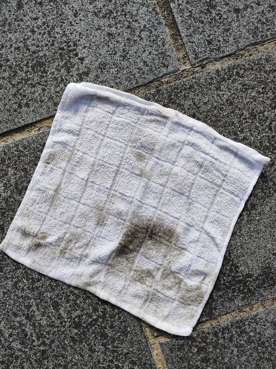 777hiroyan's tweet image. 手で軽く払って託させたおしぼりで拭いただけなんだがこれでええんやろか？
#ゾンビランドサガ
#年末ゾンサガマンホールお掃除ラリー
#CleanFace