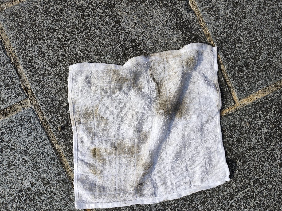 777hiroyan's tweet image. 手で軽く払って託させたおしぼりで拭いただけなんだがこれでええんやろか？
#ゾンビランドサガ
#年末ゾンサガマンホールお掃除ラリー
#CleanFace