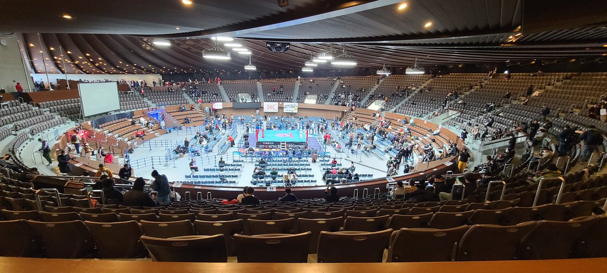 WRESTLE1MANIA's tweet photo. 会場にイン。いつぞやのBOSJ以来。こんなに近かったっけ？ https://t.co/mcQOwsZcBc