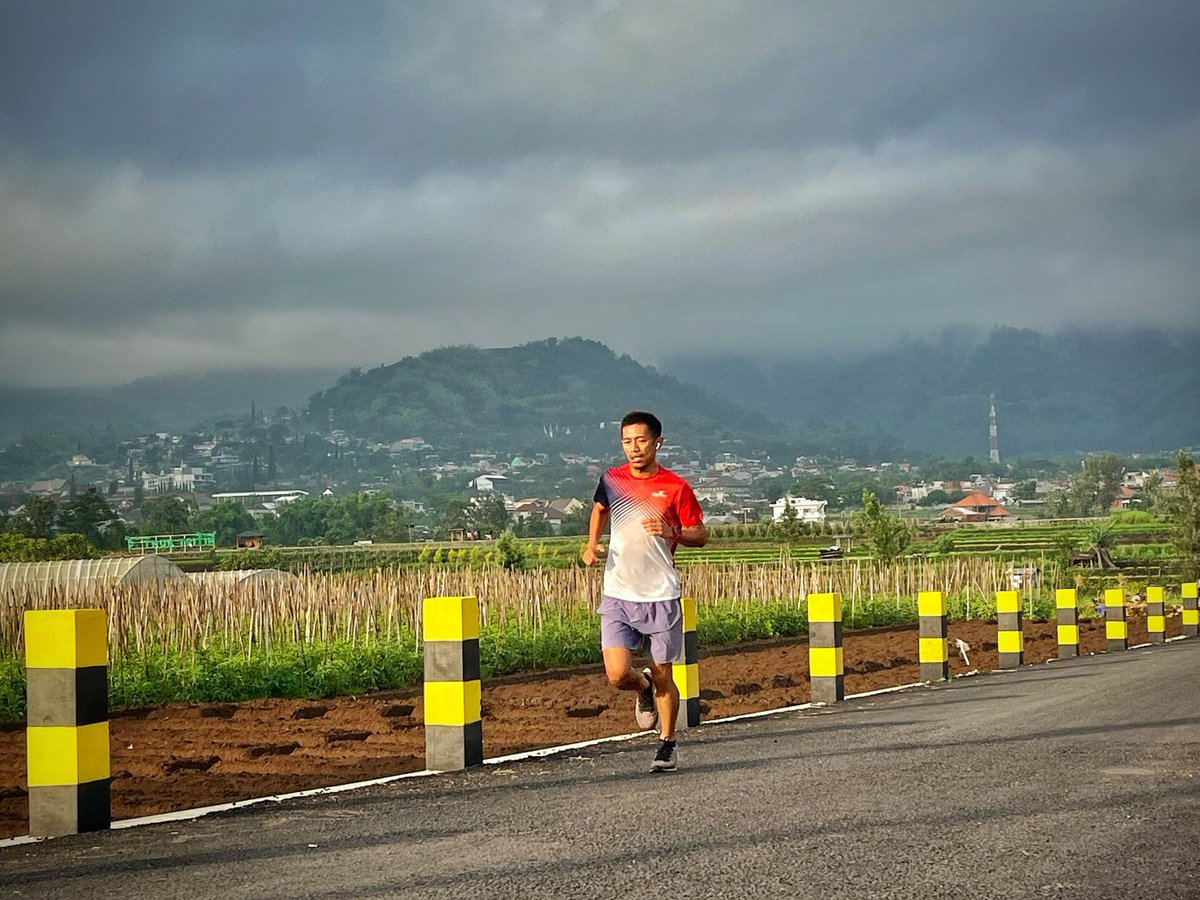 AzizSan44's tweet photo. Minggu pagi berlari dengan Pocari Sweat @pocarisportid challenge

#PocariSweatPacer2024 #SafeRunning #BatuRunners #Memelers #PlayonMalang #IndoRunnersBatu #HealthyLife #HealthyMind #HealthyBody #HealthyHabits #HealthyCommunity #Cardio #SlowAging #TrueLife https://t.co/oC5sYIZcBc