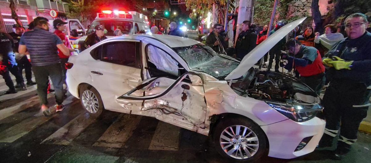 VOLCADURA. … 🚑🚒

Dos mujeres y un hombre de entre 30 y 35 años de edad resultaron lesionados tras volcar el vehículo en el que viajaban. 

Los hechos en #GabrielMancera y División del Norte en la col. #DelValle.