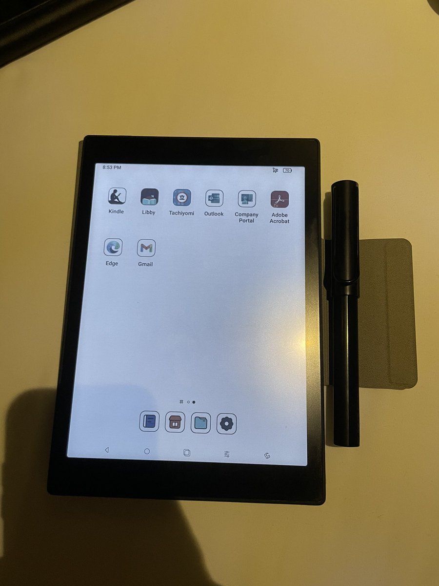 afqazt's tweet photo. More reading on 2024! Travel for work kena light thus beli e-ink tab. Boleh baca buku/notes and even scribble. #tabminic #boox https://t.co/jqVyLw6orK
