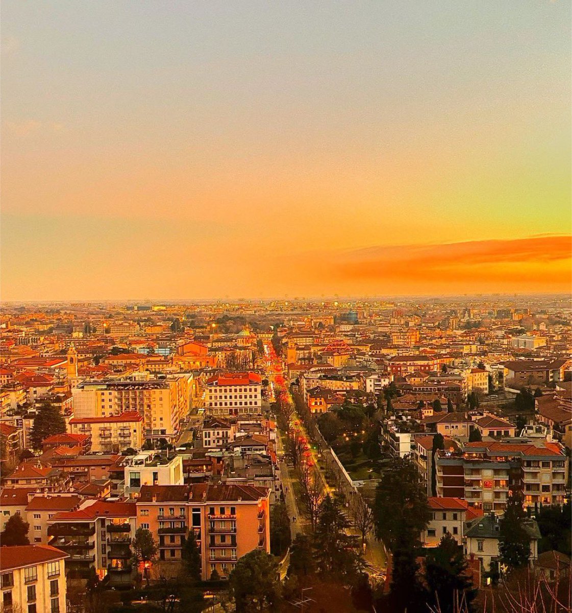ComunediBergamo's tweet photo. Buongiorno #Bergamo. Cielo molto nuvoloso e possibili piogge caratterizzano il meteo di oggi per quel che riguarda la nostra città, con temperature previste tra 7 e 8 gradi. Buona domenica e buon ultimo dell’anno a tutti e tutte voi. https://t.co/MXDjbHmyeL