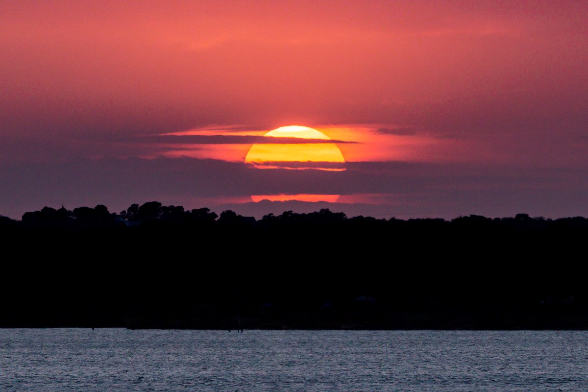chuc_dp's tweet photo. Tonight's Sunset (2217SR) "Into The Mystic" is from July 2022. Enjoy the view!😎🥓🥓🥓🥓 #sunset #sunsetphotography #texas #highlandvillage #lewisvillelake #lake #lakelife #chuc #sky #sun #sunball https://t.co/3NWI4ar32U