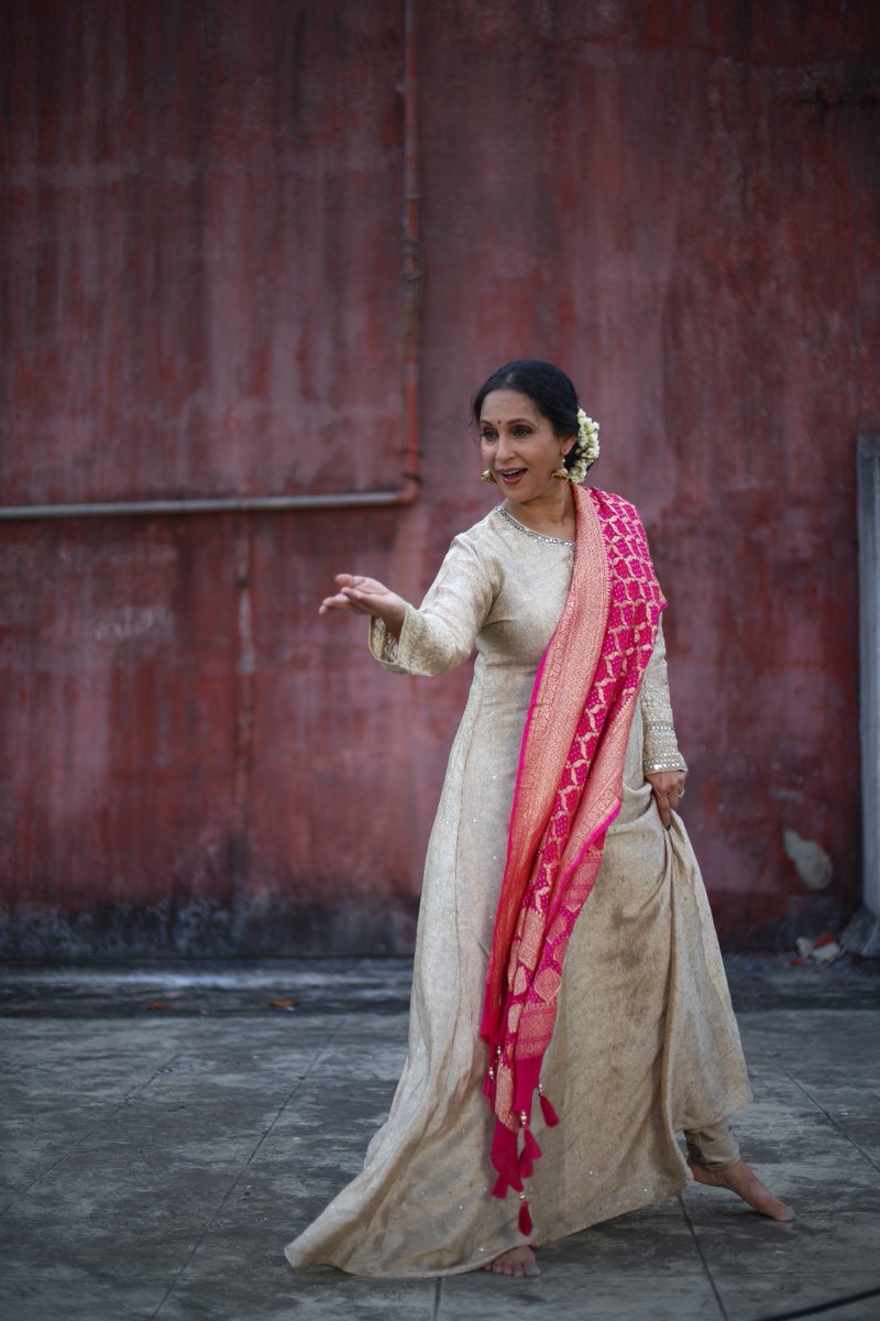 AshviniBhave's tweet photo. Grace &amp; Elegance are my forever partners 🤝

#HappySunday #groove #elegance #photoshoot #pose #kathak #dance #traditional #AshviniBhave https://t.co/Trd27EwGKU