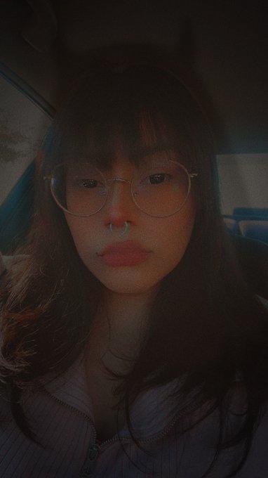 she the devil She a bad lil' bitch, she a rebel &larr;~&ni;(｡&Psi;▼ｰ▼)&isin; https://t.co/iY0pYJs8Hb