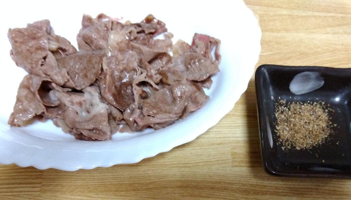 w_penko's tweet photo. 突然親戚から神戸牛もろたから
焼いてみたけ映え無視😂
こいつで昼から飲りまーすw

さて、今年もお世話になりました！

たぶん来年もしばらくは低浮上気味だとおもいますが
来年もよろしくお願いします！
良いお年を～✌️ https://t.co/IxXfLPXjrh