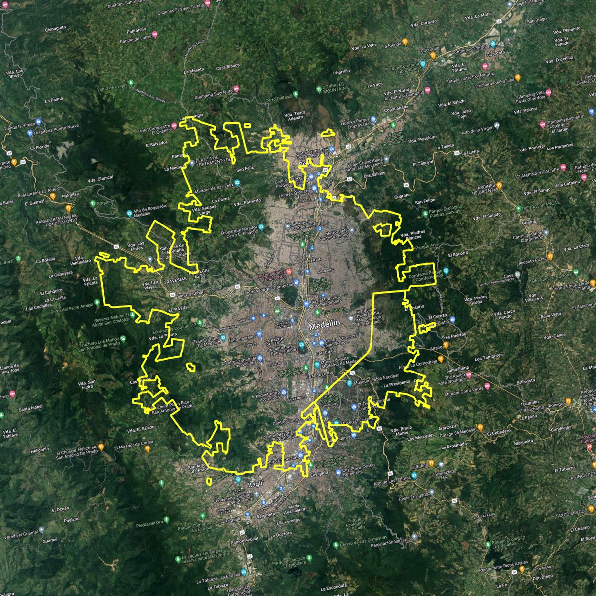 Si comparas la mancha urbana de Mérida con ciudades mucho más grandes se puede apreciar claramente su modelo de ciudad dispersa.
Mérida tiene prohibida de facto la construcción de edificios de departamentos; por ello es una de las ciudades menos densas del país.