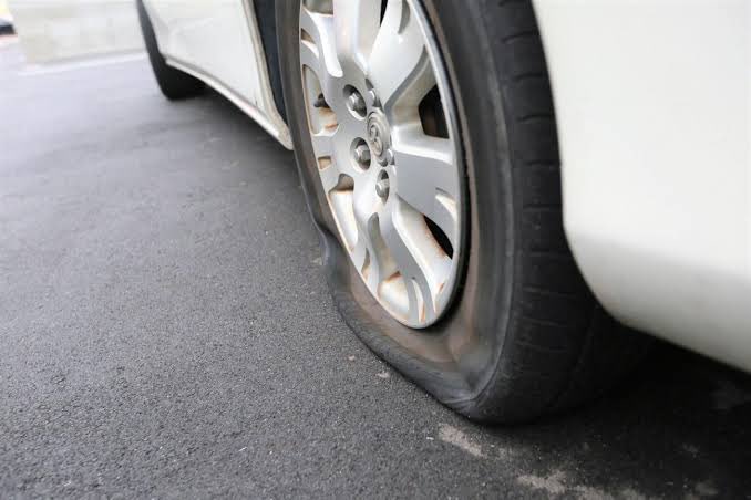 👴）パンク修理してくれ！

🧑‍🔧）これは完全に空気が抜けた状態でしばらく走行してますね..タイヤの横の部分にスジが入ってるので内部が削れてると思います。パンク修理はできないです。

👴）パンク修理できないの！？なんとかしてくれ

🧑…