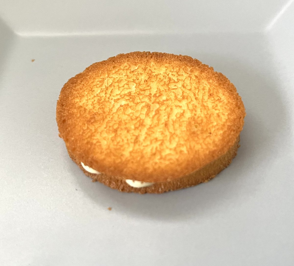 yagi1906's tweet photo. #MON-CREVE の #CAKETALE #ケイクテイル
・ #メープルパンケーキクッキー
本のような箱に入ってあり、栞のような説明文が入っています。
小さいながらも味はしっかりとしていて、とても美味しい。 https://t.co/6hox2smTcv