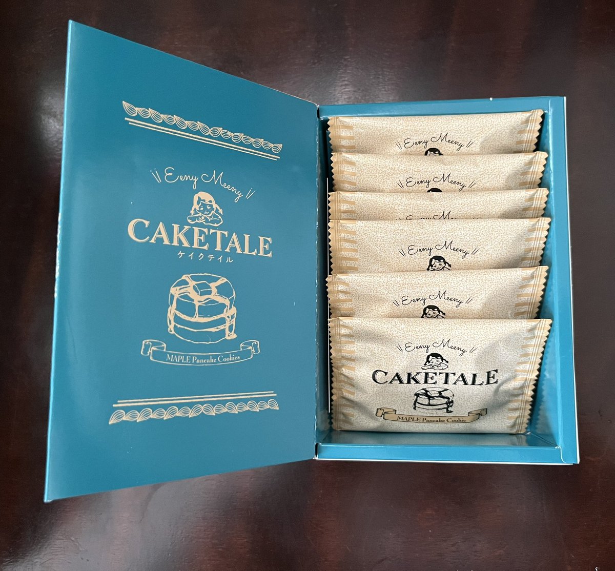 yagi1906's tweet photo. #MON-CREVE の #CAKETALE #ケイクテイル
・ #メープルパンケーキクッキー
本のような箱に入ってあり、栞のような説明文が入っています。
小さいながらも味はしっかりとしていて、とても美味しい。 https://t.co/6hox2smTcv