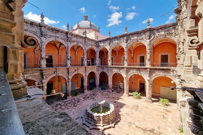 GUIMEKUN's tweet photo. @Cuauhtemoc_1521 @albertogarin71 @xime_garmendia @inakimanero @AdriDelgadoRuiz @AnitaLomeli @La_Portales @Puebla @yosoypueblacom @apontedavid @PueblaAntigua Lo mismo pasa en un museo q esta en queretaro,les mandaron esculpir a unos animales q no conocian
Es en el museo de arte de Querétaro
En el patio principal están esculpidas figuras de animales
En cuanto recuerde o teng el dato exacto, se lo haré saber
Una disculpa https://t.co/KDHWmMGfUk