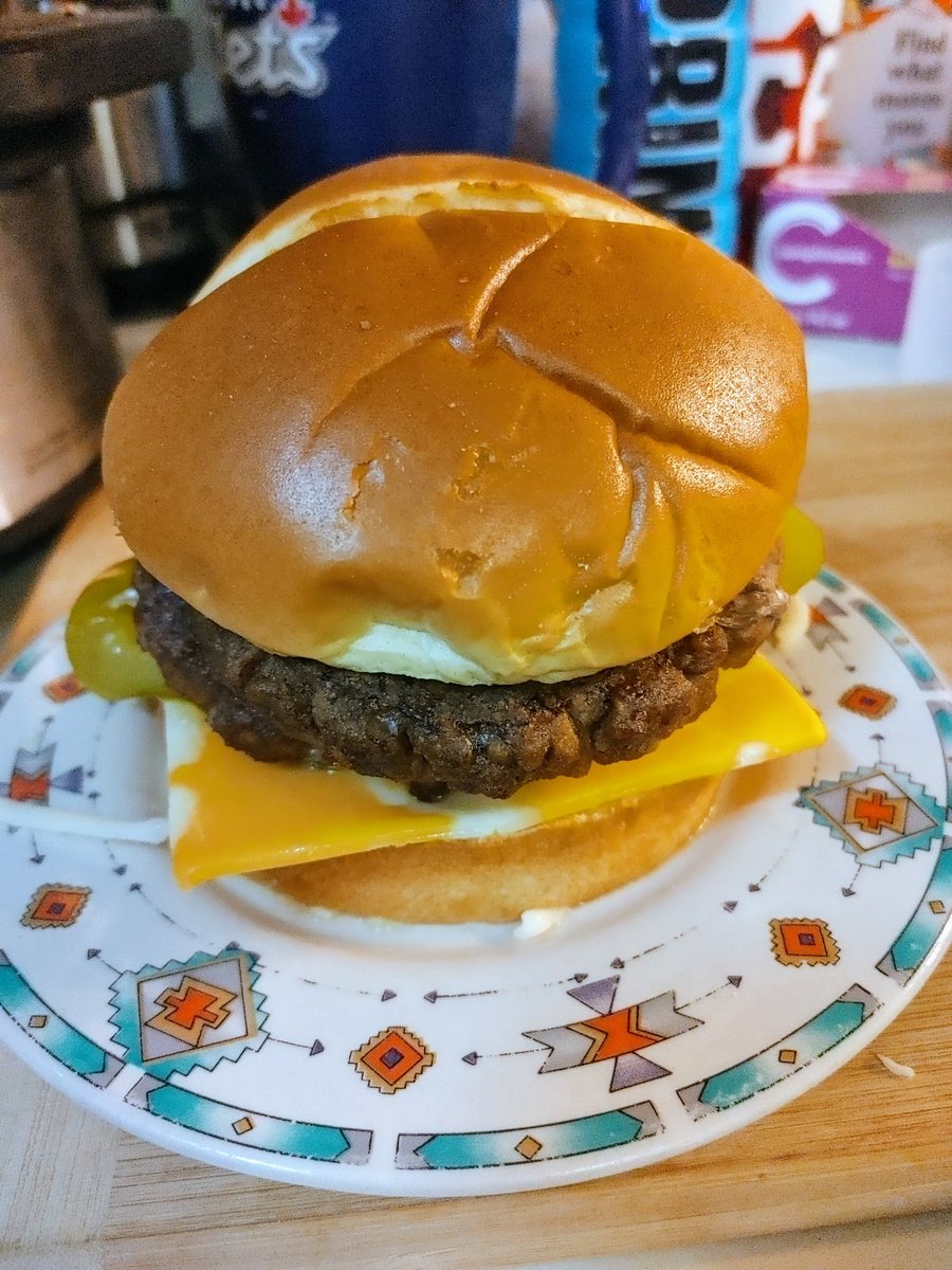 Big_G_09's tweet photo. #Burger night at the clubhouse 🍔 This #homemade stacked double costs you $20 bucks at an eatery 🍽️ That would be nice but broke AF 😡 #JustinFlation #DadsThatCook 🧑‍🍳 #ChefG #Foodie #HockeyNight 🏒 #HappyHolidays 🎄 🎅 🐂 🇨🇦 https://t.co/U3P29Mt6WV