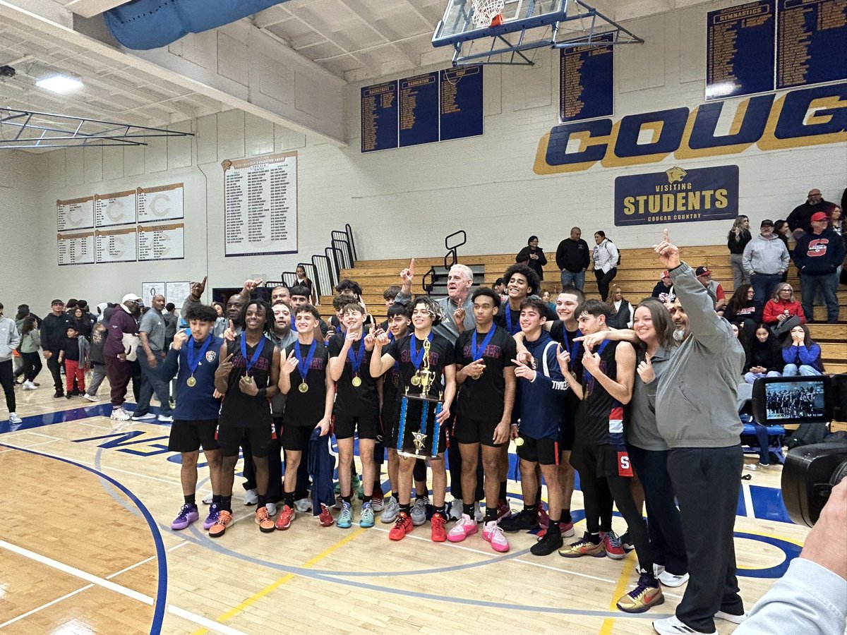 PAGMETER's tweet photo. Clovis Elks Championship final 
Sanger 56 Clovis 51

The Apaches with a big 4th quarter scoring 26 points 

Tournament MVP:
Apaches Nolan Wilson who had a big 4th quarter hitting 3-3 pointers. 

All Tourney Team:
Sanger ~ Marquis Cropper | Caleb Ramirez 

Clovis ~ Trevon Sanderson | Jackson Scarborough