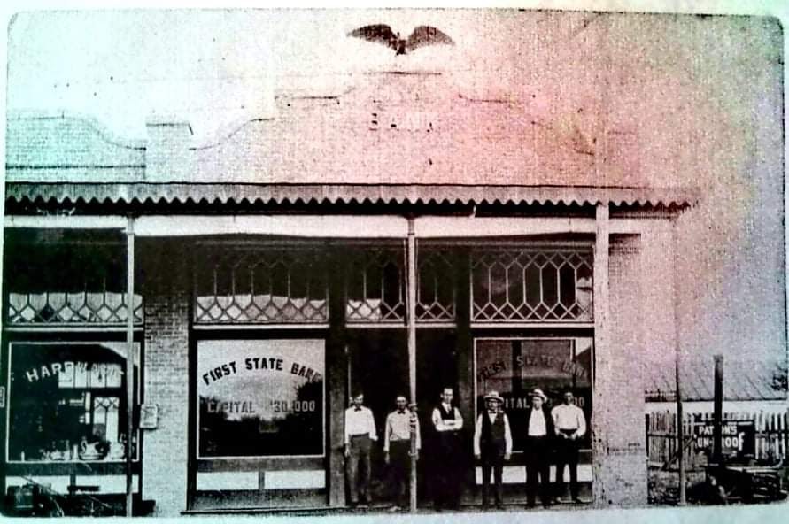 GerTexan61's tweet photo. First State Bank of Sabinal Texas. Opened in 1906, failed in 1929 at the start of the Great Depression. 30,000 in Capital! Actual gold and silver in the vault. #sabinal #sabinaltexas #sabinaltexashistory https://t.co/iAB5s89qxA